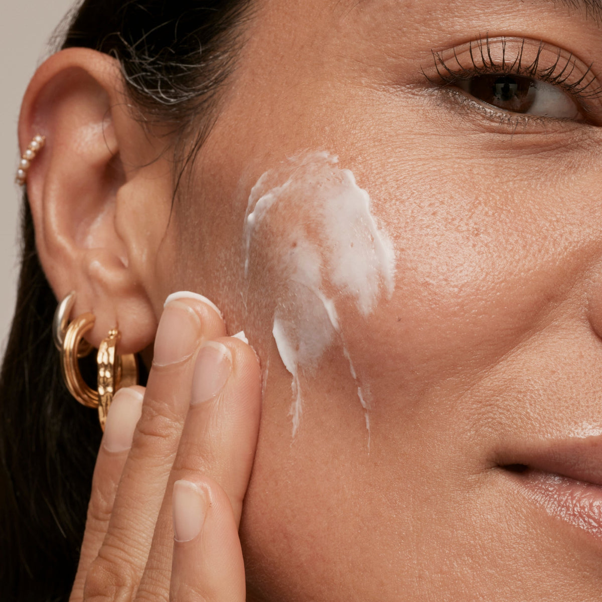 simple-skincare-cleanser-and-ceramide-moisturizer-duo-p1 INKEY_DTC_Bio-ActiveCeramide_Ppage_Model_02_dd0fc443-e441-4e82-ac65-ebe93c1b6365_1.jpg